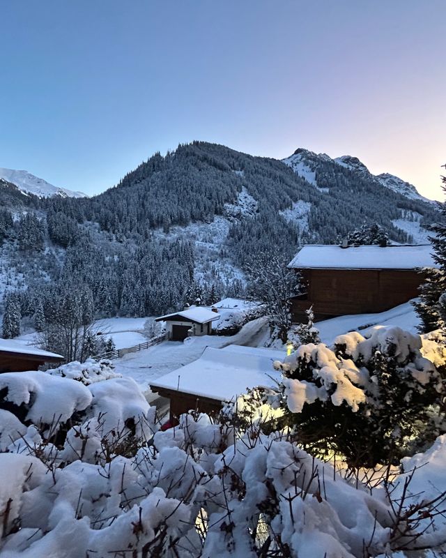 Blick vom Chalet auf das verschneite Tal