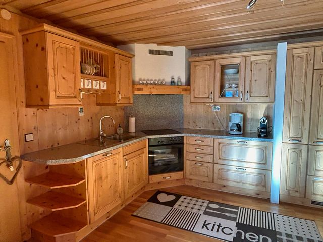 Voll ausgestattete Küche aus Holz