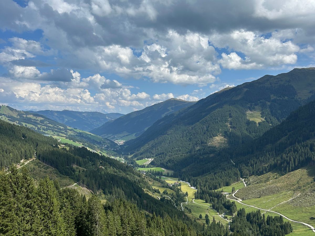 Blick ins grüne Glemmtal im Sommer