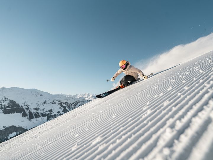 Skifahrerin auf frisch präparierter Piste